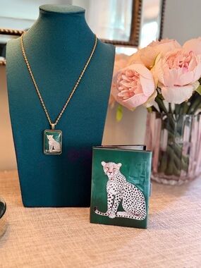 NIB Green Leopard Pendant Gold Necklace with Matching Leopard Compact Cardholder